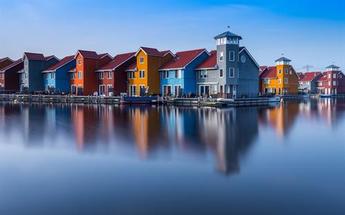 Nằm tại Lisse, một thị trấn nhỏ ở phía nam thủ đô Amsterdam, công viên Keukennhof còn được biết đến là "vườn châu Âu". Đây là vườn hoa lớn nhất thế giới với diện tích khoảng 32 ha và bảy triệu bông hoa tuy-líp thuộc 100 giống khác nhau. Ảnh: nhandan.com.vn Nằm tại Lisse, một thị trấn nhỏ ở phía nam thủ đô Amsterdam, công viên Keukennhof còn được biết đến là "vườn châu Âu". Đây là vườn hoa lớn nhất thế giới với diện tích khoảng 32 ha và bảy triệu bông hoa tuy-líp thuộc 100 giống khác nhau Đối với mỗi người dân Hà Lan, cối xay gió đã tạo nên đất nước của họ. Đây là niềm tự hào không gì sánh nổi và Kinderdijk là một trong những nơi lưu giữ tốt nhất của niềm tự hào ấy. Người ta gọi Kinderdijk là ngôi làng cối xay gió, bởi nơi đây tập hợp các cối xay gió mang nhiều giá trị lịch sử nhất tại Hà Lan. Hệ thống cối xay gió của làng Kinderdijk được UNESCO công nhận là di sản thế giới vào năm 1997.. Ảnh: nhandan.com.vn Cách Amsterdam khoảng 20 km, làng Zaanse Schans là một quần thể văn hóa gồm nhiều cối xay gió cổ và những bảo tàng lưu giữ các nét văn hóa truyền thống của người Hà Lan.. Ảnh: nhandan.com.vn Cung điện Hoàng gia tại Amsterdam vô cùng cổ kính, nguy nga và tráng lệ. Công trình này bảo tồn nhiều di sản quý giá và những tác phẩm điêu khắc bậc thầy của Hà Lan. Ảnh: nhandan.com.vn Làng Giethoorn không hề có một con đường nào, phương tiện chủ yếu để di chuyển là thuyền. Hàng trăm cây cầu bắc qua các tuyến đường thủy, kết nối những ngôi nhà với nhau, các kênh rạch cũng dẫn đến phòng trưng bày nghệ thuật và cửa hàng lưu niệm.. Ảnh: nhandan.com.vn Những ngôi nhà sắc màu trên hồ Reitdiephaven ở TP Groningen từ lâu đã trở thành một trong những điểm đến hút khách nhất tại Hà Lan, đặc biệt là đối tượng giới trẻ. Ảnh: nhandan.com.vn Bộ trang phục của phụ nữ Hà Lan xuất hiện trong chương trình quảng cáo Sữa cô gái Hà Lan gắn liền với tuổi thơ của không ít thế hệ người Việt Nam. Khi nói đến trang phục của người Hà Lan, không thể bỏ qua những đôi giày gỗ xinh xắn. Nguồn gốc của những đôi giày gỗ (hay guốc gỗ) xuất phát từ việc phần lớn đất liền Hà Lan đều nằm ngang hoặc thấp hơn mực nước biển cho nên đất nông nghiệp thường bị ngập úng, vào mùa đông thì nước ứ đọng sẽ bị đóng băng. Do đó, người Hà Lan nảy ra ý tưởng sáng chế những đôi giày gỗ giúp di chuyển dễ dàng, giữ chân khô ráo, đặc biệt là mùa đông thì ấm, mùa hè thì mát, thậm chí vào ngày đông khi trời quá lạnh người dùng có thể lót thêm rơm vào giày cho ấm và êm chân. Đôi giày gỗ cũng giúp những người vắt sữa bò bảo vệ đôi chân của họ không bị bò giẫm lên.... Ảnh: nhandan.com.vn Người hâm mộ Hà Lan mặc trang phục của đội tuyển bóng đá quốc gia "Cơn lốc mầu da cam". Ảnh: nhandan.com.vn Ở Hà Lan có đầy đủ phương tiện giao thông hiện đại nhưng xe đạp vẫn là sự lựa chọn phổ biến nhất. Những chiếc xe đạp xuất hiện trên đường phố Hà Lan tạo nên một không gian thanh bình và thư thả. Đạp xe đi khám phá những ngóc ngách của đất nước này chắc chắn sẽ là trải nghiệm khó quên đối với du khách.. Ảnh: nhandan.com.vn Nằm tại Lisse, một thị trấn nhỏ ở phía nam thủ đô Amsterdam, công viên Keukennhof còn được biết đến là "vườn châu Âu". Đây là vườn hoa lớn nhất thế giới với diện tích khoảng 32 ha và bảy triệu bông hoa tuy-líp thuộc 100 giống khác nhau. Ảnh: nhandan.com.vn Nằm tại Lisse, một thị trấn nhỏ ở phía nam thủ đô Amsterdam, công viên Keukennhof còn được biết đến là "vườn châu Âu". Đây là vườn hoa lớn nhất thế giới với diện tích khoảng 32 ha và bảy triệu bông hoa tuy-líp thuộc 100 giống khác nhau Đối với mỗi người dân Hà Lan, cối xay gió đã tạo nên đất nước của họ. Đây là niềm tự hào không gì sánh nổi và Kinderdijk là một trong những nơi lưu giữ tốt nhất của niềm tự hào ấy. Người ta gọi Kinderdijk là ngôi làng cối xay gió, bởi nơi đây tập hợp các cối xay gió mang nhiều giá trị lịch sử nhất tại Hà Lan. Hệ thống cối xay gió của làng Kinderdijk được UNESCO công nhận là di sản thế giới vào năm 1997.. Ảnh: nhandan.com.vn Cách Amsterdam khoảng 20 km, làng Zaanse Schans là một quần thể văn hóa gồm nhiều cối xay gió cổ và những bảo tàng lưu giữ các nét văn hóa truyền thống của người Hà Lan.. Ảnh: nhandan.com.vn Cung điện Hoàng gia tại Amsterdam vô cùng cổ kính, nguy nga và tráng lệ. Công trình này bảo tồn nhiều di sản quý giá và những tác phẩm điêu khắc bậc thầy của Hà Lan. Ảnh: nhandan.com.vn Làng Giethoorn không hề có một con đường nào, phương tiện chủ yếu để di chuyển là thuyền. Hàng trăm cây cầu bắc qua các tuyến đường thủy, kết nối những ngôi nhà với nhau, các kênh rạch cũng dẫn đến phòng trưng bày nghệ thuật và cửa hàng lưu niệm.. Ảnh: nhandan.com.vn Những ngôi nhà sắc màu trên hồ Reitdiephaven ở TP Groningen từ lâu đã trở thành một trong những điểm đến hút khách nhất tại Hà Lan, đặc biệt là đối tượng giới trẻ. Ảnh: nhandan.com.vn Bộ trang phục của phụ nữ Hà Lan xuất hiện trong chương trình quảng cáo Sữa cô gái Hà Lan gắn liền với tuổi thơ của không ít thế hệ người Việt Nam. Khi nói đến trang phục của người Hà Lan, không thể bỏ qua những đôi giày gỗ xinh xắn. Nguồn gốc của những đôi giày gỗ (hay guốc gỗ) xuất phát từ việc phần lớn đất liền Hà Lan đều nằm ngang hoặc thấp hơn mực nước biển cho nên đất nông nghiệp thường bị ngập úng, vào mùa đông thì nước ứ đọng sẽ bị đóng băng. Do đó, người Hà Lan nảy ra ý tưởng sáng chế những đôi giày gỗ giúp di chuyển dễ dàng, giữ chân khô ráo, đặc biệt là mùa đông thì ấm, mùa hè thì mát, thậm chí vào ngày đông khi trời quá lạnh người dùng có thể lót thêm rơm vào giày cho ấm và êm chân. Đôi giày gỗ cũng giúp những người vắt sữa bò bảo vệ đôi chân của họ không bị bò giẫm lên.... Ảnh: nhandan.com.vn Người hâm mộ Hà Lan mặc trang phục của đội tuyển bóng đá quốc gia "Cơn lốc mầu da cam". Ảnh: nhandan.com.vn Ở Hà Lan có đầy đủ phương tiện giao thông hiện đại nhưng xe đạp vẫn là sự lựa chọn phổ biến nhất. Những chiếc xe đạp xuất hiện trên đường phố Hà Lan tạo nên một không gian thanh bình và thư thả. Đạp xe đi khám phá những ngóc ngách của đất nước này chắc chắn sẽ là trải nghiệm khó quên đối với du khách.. Ảnh: nhandan.com.vn