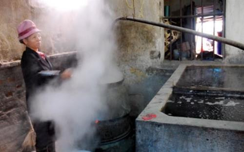 Sản xuất rượu truyền thống. Ảnh minh hoạ: baoquangninh.com.vn