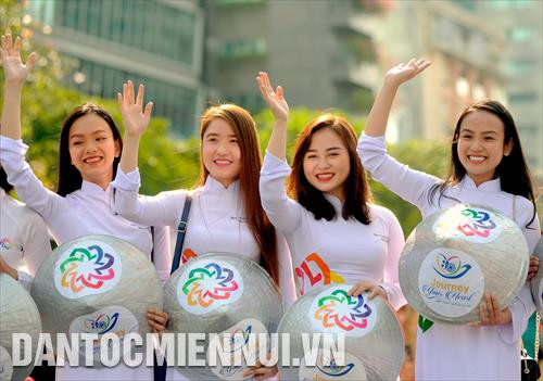 Các thiếu nữ duyên dáng, rạng rỡ trong trang phục áo dài truyền thống