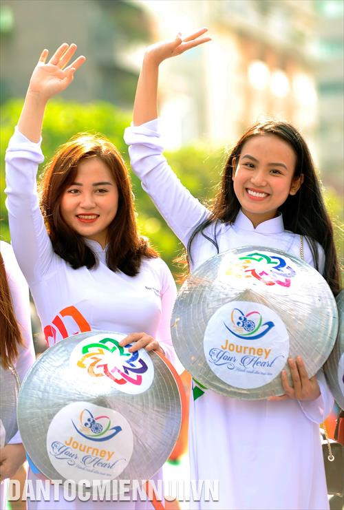 Các thiếu nữ duyên dáng, rạng rỡ trong trang phục áo dài truyền thống