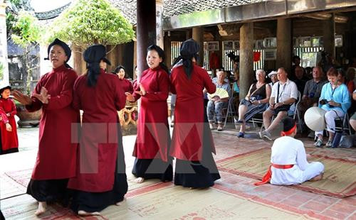 Trình diễn nghệ thuật hát xoan. Ảnh TTXVN Trình diễn nghệ thuật hát xoan. Ảnh TTXVN