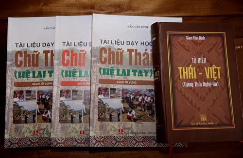 Bộ sách dạy học chữ Thái hệ Lai - Tay gồm 5 cuốn theo từng chủ đề của ông Sầm Văn Bình được sử dụng rộng rãi ở các lớp học chữ Thái hiện nay. Ảnh: Bích Huệ Bộ sách dạy học chữ Thái hệ Lai - Tay gồm 5 cuốn theo từng chủ đề của ông Sầm Văn Bình được sử dụng rộng rãi ở các lớp học chữ Thái hiện nay. Ảnh: Bích Huệ