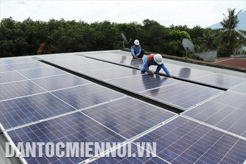 Sau một năm sử dụng có hiệu quả, gia đình anh Lưu Xuân Minh ở ấp Tân Hòa (xã Tân Bình, TP. Tây Ninh, tỉnh Tây Ninh) quyết định nâng cấp hệ thống năng lượng mặt trời trên mái nhà từ 3,3 KWp lên 6,6 KWp để có kết dư, bán lại cho ngành điện. Ảnh: Đức Hoảnh