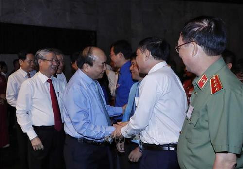 Thủ tướng Nguyễn Xuân Phúc, đồng chí Trần Quốc Vượng, Uỷ viên Bộ Chính trị, Thường trực Ban Bí thư với các đại biểu dự chương trình giao lưu . Ảnh: Thống Nhất – TTXVN