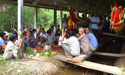Khi có hội đua, đồng bào Khmer làm lễ tạ thần ghe trước khi hạ thủy