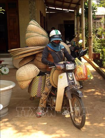 Các sản phẩm truyền thống của làng là các dụng cụ phục vụ cho sản xuất và đời sống. Ảnh: Trịnh Bang Nhiệm – TTXVN