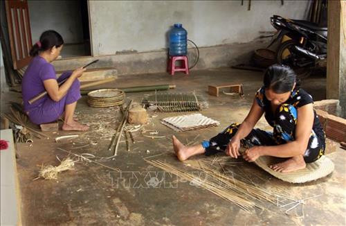 Các sản phẩm truyền thống của làng là các dụng cụ phục vụ cho sản xuất và đời sống. Ảnh: Trịnh Bang Nhiệm - TTXVN