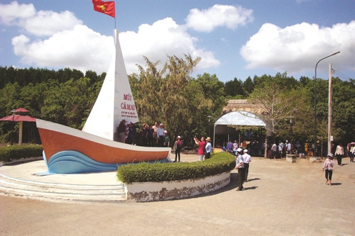 Khách du lịch tham quan Mũi Cà Mau