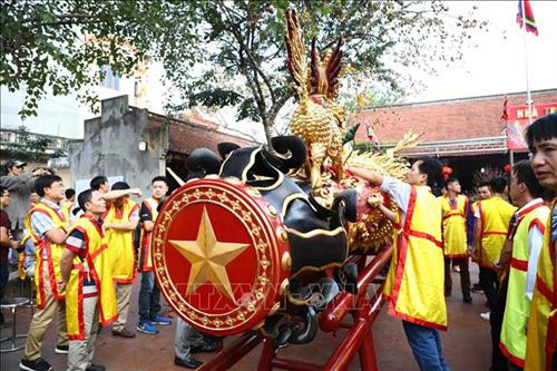 Các thanh niên trong làng Đồng Kỵ chuẩn bị cho lễ rước pháo. Ảnh: Diệp Trương – TTXVN Các thanh niên trong làng Đồng Kỵ chuẩn bị cho lễ rước pháo. Ảnh: Diệp Trương – TTXVN