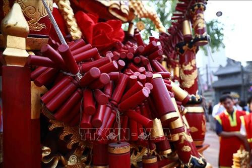 Pháo nhỏ trang trí xung quanh 2 quả pháo lớn dự thi. Ảnh: Diệp Trương – TTXVN Pháo nhỏ trang trí xung quanh 2 quả pháo lớn dự thi. Ảnh: Diệp Trương – TTXVN