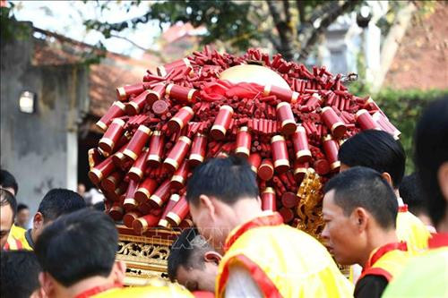 Mân pháo nhỏ trang trí xung quanh 2 quả pháo lớn dự thi. Ảnh: Diệp Trương – TTXVN Mân pháo nhỏ trang trí xung quanh 2 quả pháo lớn dự thi. Ảnh: Diệp Trương – TTXVN