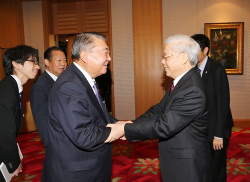 Chủ tịch Hạ viện Nhật Bản Oshima Tadamori đón Tổng Bí thư Nguyễn Phú Trọng. Ảnh: Trí Dũng – TTXVN