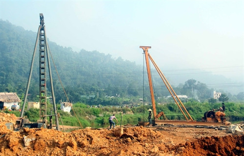 Đơn vị thi công khẩn trương thi công cầu, cống bắc qua suối ở xã Lăng Can, huyện Lâm Bình để thực hiện chương trình nông thôn mới. Đơn vị thi công khẩn trương thi công cầu, cống bắc qua suối ở xã Lăng Can, huyện Lâm Bình để thực hiện chương trình nông thôn mới.