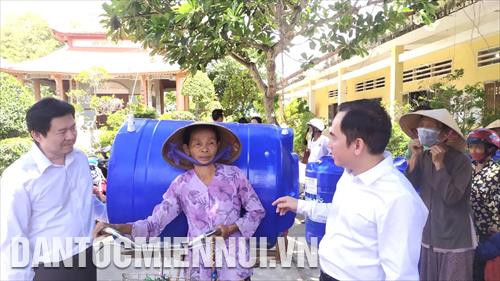 Người dân khó khăn ở vùng hạn mặn Ba Tri, Bến Tre vui mừng được nhận bồn trữ nước Người dân khó khăn ở vùng hạn mặn Ba Tri, Bến Tre vui mừng được nhận bồn trữ nước