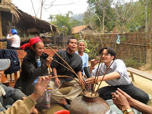 Hội uống rượu cần của người Thái được tổ chức khá trang trọng.