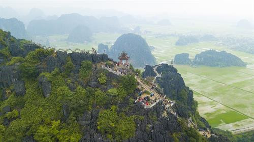 Toàn cảnh vùng đất Cố đô Hoa Lư nhìn từ trên đỉnh Hang Múa. Ảnh: Minh Đức - TTXVN Toàn cảnh vùng đất Cố đô Hoa Lư nhìn từ trên đỉnh Hang Múa. Ảnh: Minh Đức - TTXVN