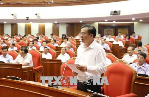 Chiều 9/5/2018, Hội nghị lần thứ bảy Ban Chấp hành Trung ương Đảng Cộng sản Việt Nam khóa XII thảo luận tại Hội trường về Đề án cải cách chính sách tiền lương đối với cán bộ, công chức, viên chức, lực lượng vũ trang, và người lao động trong doanh nghiệp. Trong ảnh: Đồng chí Đinh Tiến Dũng, Ủy viên Trung ương Đảng, Bộ trưởng Bộ Tài chính phát biểu. Ảnh: Phương Hoa - TTXVN.