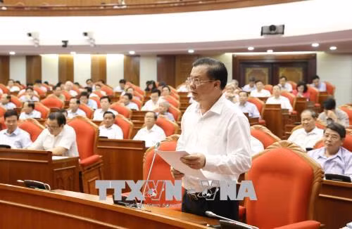 Chiều 9/5/2018, Hội nghị lần thứ bảy Ban Chấp hành Trung ương Đảng Cộng sản Việt Nam khóa XII thảo luận tại Hội trường về Đề án cải cách chính sách tiền lương đối với cán bộ, công chức, viên chức, lực lượng vũ trang, và người lao động trong doanh nghiệp. Trong ảnh: Đồng chí Đinh Tiến Dũng, Ủy viên Trung ương Đảng, Bộ trưởng Bộ Tài chính phát biểu. Ảnh: Phương Hoa - TTXVN.