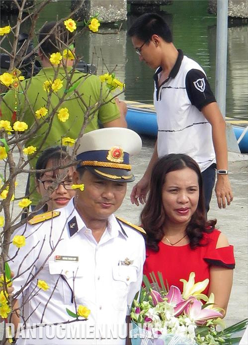 Ngoài các nhu yếu phẩm, những cành mai, đào, phong lan... được gói ghém mang theo, như chở mùa xuân từ đất liền ra nhà giàn, biển đảo. Ảnh: Nhu Giang