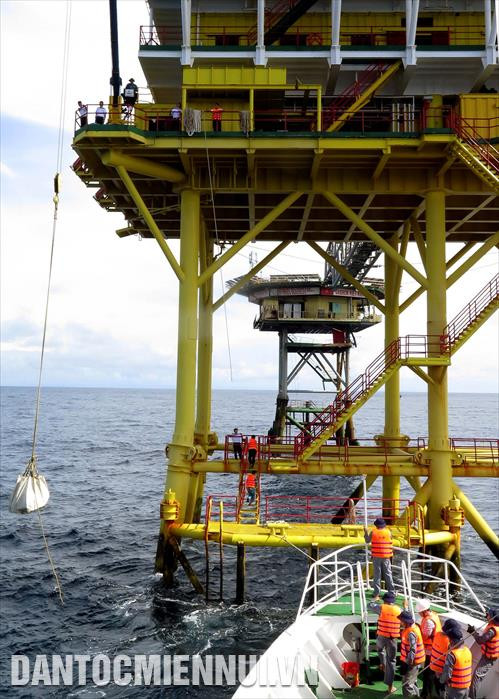 Chuyển quà Tết từ tàu của đoàn công tác lên nhà giàn. Ảnh: Nhu Giang