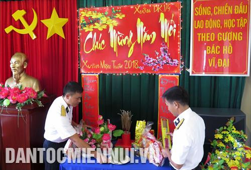 Chiến sĩ nhà giàn DK1/9 trang trí bàn thờ tổ quốc chuẩn bị đón Xuân Mậu Tuất 2018. Ảnh: Nhu Giang