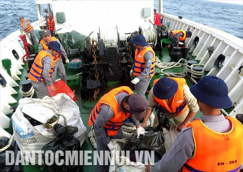 Chuyển quà Tết từ tàu của đoàn công tác lên nhà giàn. Ảnh: Nhu Giang