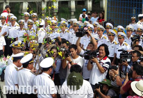 Bộ Tư lệnh Vùng 2 Hải Quân tiễn đoàn công tác lên đường làm nhiệm vụ. Ảnh: Nhu Giang