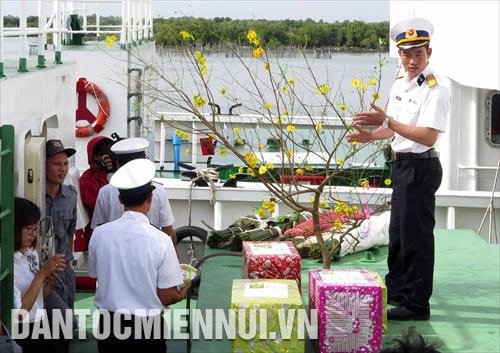 Ngoài các nhu yếu phẩm, những cành mai, đào, phong lan... được gói ghém mang theo, như chở mùa xuân từ đất liền ra nhà giàn, biển đảo. Ảnh: Nhu Giang