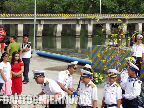 Ngoài các nhu yếu phẩm, những cành mai, đào, phong lan... được gói ghém mang theo, như chở mùa xuân từ đất liền ra nhà giàn, biển đảo. Ảnh: Nhu Giang