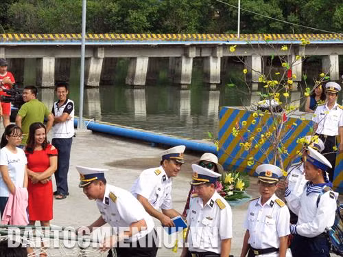 Ngoài các nhu yếu phẩm, những cành mai, đào, phong lan... được gói ghém mang theo, như chở mùa xuân từ đất liền ra nhà giàn, biển đảo. Ảnh: Nhu Giang