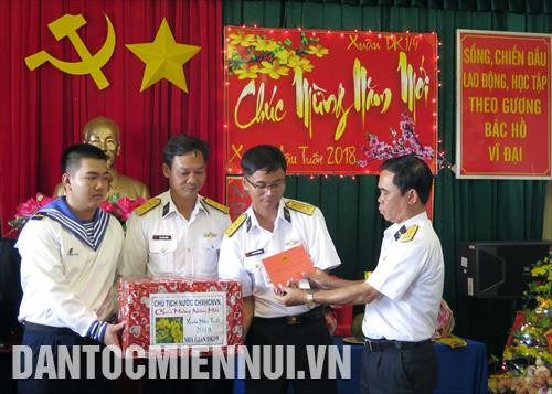 Đại tá Nguyễn Quốc Văn, Phó Chính ủy Vùng 2 Hải Quân, Trưởng đoàn công tác số 1 trao tặng quà của Chủ tịch nước cho các chiến sĩ nhà giàn DK1/9. Ảnh: Nhu Giang