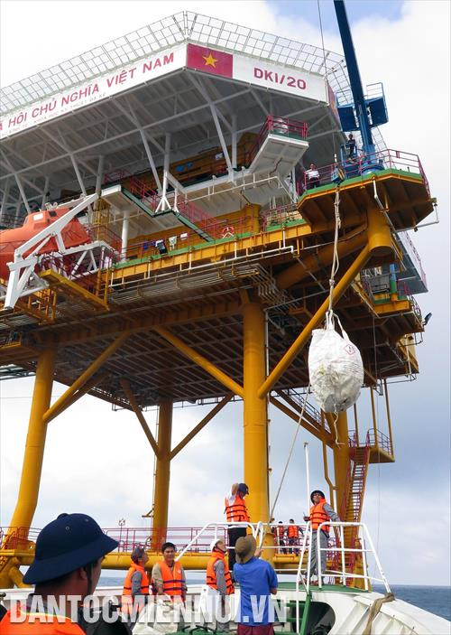 Chuyển quà Tết từ tàu của đoàn công tác lên nhà giàn. Ảnh: Nhu Giang