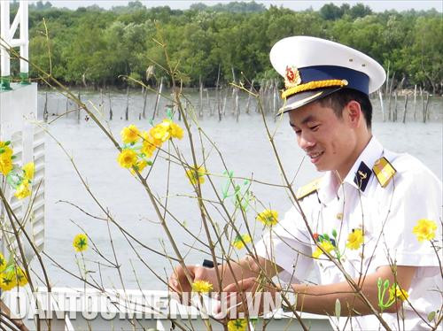 Ngoài các nhu yếu phẩm, những cành mai, đào, phong lan... được gói ghém mang theo, như chở mùa xuân từ đất liền ra nhà giàn, biển đảo. Ảnh: Nhu Giang