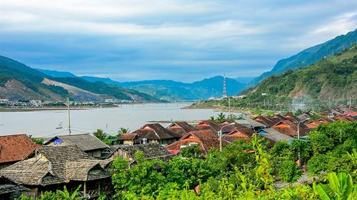 Những bản Tái định cư của người dân tộc Thái nằm bên lòng hồ thủy điện. Ảnh: Xuân Tư – TTXVN Những bản Tái định cư của người dân tộc Thái nằm bên lòng hồ thủy điện. Ảnh: Xuân Tư – TTXVN