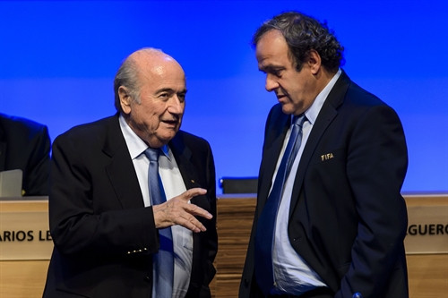Trong ảnh (tư liệu): Chủ tịch UEFA Michel Platini (phải) và Chủ tịch FIFA Sepp Blatter tại đại hội FIFA lần thứ 64 ở Sao Paulo, Brazil ngày 11/6/2014. AFP/ TTXVN
