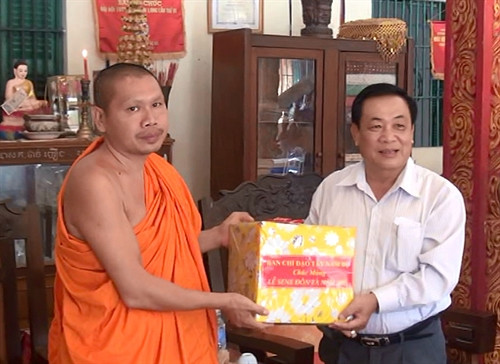 Đại diện Ban Chỉ đạo Tây Nam Bộ tặng quà chúc mừng tại chùa Phù Ly 1 (tỉnh Vĩnh Long) Đại diện Ban Chỉ đạo Tây Nam Bộ tặng quà chúc mừng tại chùa Phù Ly 1 (tỉnh Vĩnh Long)