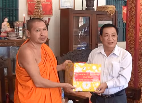 Đại diện Ban Chỉ đạo Tây Nam Bộ tặng quà chúc mừng tại chùa Phù Ly 1 (tỉnh Vĩnh Long)
