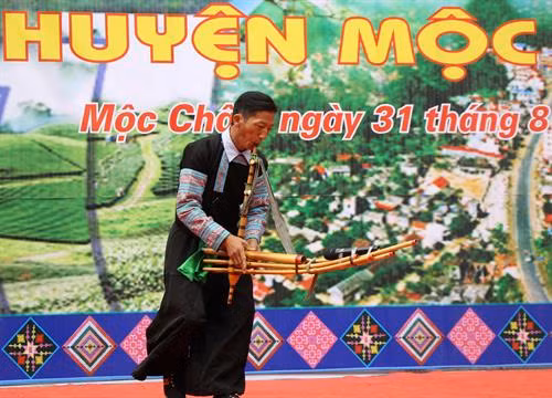 Một tiết mục biểu diễn đơn của đội thi xã Đông Sang, huyện Mộc Châu, tỉnh Sơn La. Ảnh: Nguyễn Cường - TTXVN.