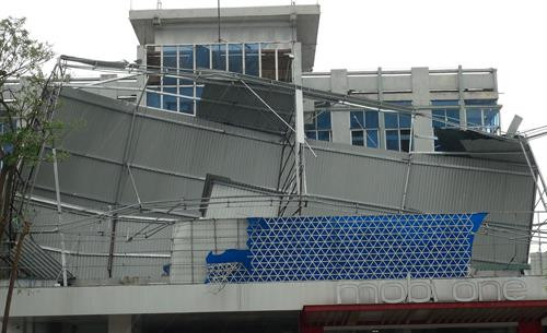 Một ngôi nhà ở thành phố Đồng Hới bị tốc mái hoàn toàn. Ảnh: Đức Thọ - TTXVN