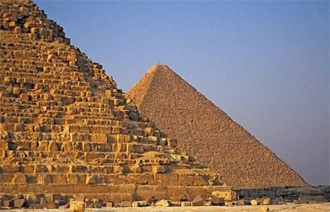 Kim tự tháp Ai Cập đã được người xưa xây dựng bằng những khối đá khổng lồ. Có những khối đá nặng đến 2,5 - 15 tấn. Trong suốt nhiều thập kỷ, các chuyên gia cố gắng giải mã bí ẩn về người người Ai Cập cổ đại làm thế nào để di chuyển khối đá khổng lồ xây dựng kim tự tháp. Sau quá trình nghiên cứu, các chuyên gia đã tìm ra câu trả lời. Chỉ với công cụ thô sơ là thành trượt, người Ai Cập cổ đã vận chuyển những khối đá khổng lồ xây kim tự tháp. Để làm được điều này, họ đặt tảng đá lên thanh trượt và làm ướt cát sa mạc ở phía dưới giúp giảm ma sát. Nhờ vậy, người Ai Cập có thể dễ dàng kéo di chuyển những tảng đá lớn hơn đến vị trí xây dựng kim tự tháp. Các chuyên gia không khỏi bất ngờ khi phát hiện một số đường hầm trong lòng kim tự tháp. Trong số này có thể kể đến hai đường hầm trong lòng kim tự tháp Cheops. Hai đường hầm này được phát hiện vào năm 1872. Kể từ đó, các nhà khoa học vào cuộc tìm hiểu mục đích của những đường hầm này. Có giả thuyết cho rằng những đường hầm trên là ống thông gió. Một số khác thì cho rằng đó là những đường hành lang dành riêng cho linh hồn của các pharaon đi vào cõi bất tử. Cho đến nay, bí ẩn này vẫn chưa được làm sáng tỏ. Kim tự tháp của người Ai Cập ẩn chứa rất nhiều bí mật, trong đó có nhiều điều chưa được giải mã. Thời gian qua, thế giới vô cùng kinh ngạc và cảm thấy thú vị khi các chuyên gia phát hiện 2 gian phòng chưa từng được biết tới, nằm ẩn giấu bí mật trong lòng Đại kim tự tháp Giza. Không gian bí ẩn trên đã được con người dự đoán từ lâu nhưng mãi đến gần đây mới phát hiện ra nhờ sự tiến bộ của khoa học. Đại kim tự tháp Giza, hay còn được biết tới với tên gọi kim tự tháp Khufu, được xem là một trong 7 kỳ quan của thế giới cổ đại. Kim tự tháp này có 3 gian phòng đã được biết tới. Kim tự tháp Ai Cập đã được người xưa xây dựng bằng những khối đá khổng lồ. Có những khối đá nặng đến 2,5 - 15 tấn. Trong suốt nhiều thập kỷ, các chuyên gia cố gắng giải mã bí ẩn về người người Ai Cập cổ đại làm thế nào để di chuyển khối đá khổng lồ xây dựng kim tự tháp. Sau quá trình nghiên cứu, các chuyên gia đã tìm ra câu trả lời. Chỉ với công cụ thô sơ là thành trượt, người Ai Cập cổ đã vận chuyển những khối đá khổng lồ xây kim tự tháp. Để làm được điều này, họ đặt tảng đá lên thanh trượt và làm ướt cát sa mạc ở phía dưới giúp giảm ma sát. Nhờ vậy, người Ai Cập có thể dễ dàng kéo di chuyển những tảng đá lớn hơn đến vị trí xây dựng kim tự tháp. Các chuyên gia không khỏi bất ngờ khi phát hiện một số đường hầm trong lòng kim tự tháp. Trong số này có thể kể đến hai đường hầm trong lòng kim tự tháp Cheops. Hai đường hầm này được phát hiện vào năm 1872. Kể từ đó, các nhà khoa học vào cuộc tìm hiểu mục đích của những đường hầm này. Có giả thuyết cho rằng những đường hầm trên là ống thông gió. Một số khác thì cho rằng đó là những đường hành lang dành riêng cho linh hồn của các pharaon đi vào cõi bất tử. Cho đến nay, bí ẩn này vẫn chưa được làm sáng tỏ. Kim tự tháp của người Ai Cập ẩn chứa rất nhiều bí mật, trong đó có nhiều điều chưa được giải mã. Thời gian qua, thế giới vô cùng kinh ngạc và cảm thấy thú vị khi các chuyên gia phát hiện 2 gian phòng chưa từng được biết tới, nằm ẩn giấu bí mật trong lòng Đại kim tự tháp Giza. Không gian bí ẩn trên đã được con người dự đoán từ lâu nhưng mãi đến gần đây mới phát hiện ra nhờ sự tiến bộ của khoa học. Đại kim tự tháp Giza, hay còn được biết tới với tên gọi kim tự tháp Khufu, được xem là một trong 7 kỳ quan của thế giới cổ đại. Kim tự tháp này có 3 gian phòng đã được biết tới.