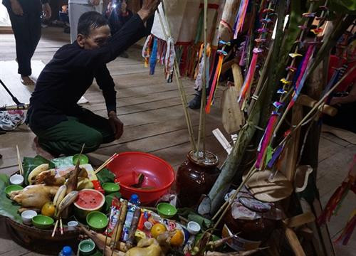 Mời thần linh và các đấng siêu nhiên về dự lễ. Ảnh: Nam Sương