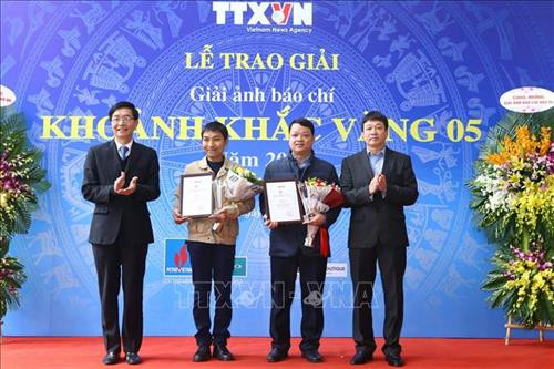 Tổng Biên tập báo ảnh Nguyễn Thắng (bên phải) trao giải Nhì thể loại bộ ảnh. Ảnh: Minh Quyết – TTXVN Tổng Biên tập báo ảnh Nguyễn Thắng (bên phải) trao giải Nhì thể loại bộ ảnh. Ảnh: Minh Quyết – TTXVN