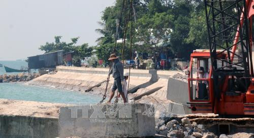 Thi công xây dựng bờ kè ở xã đảo Tiên Hải (Kiên Giang). Ảnh : Lê Huy Hải - TTXVN Thi công xây dựng bờ kè ở xã đảo Tiên Hải (Kiên Giang). Ảnh : Lê Huy Hải - TTXVN