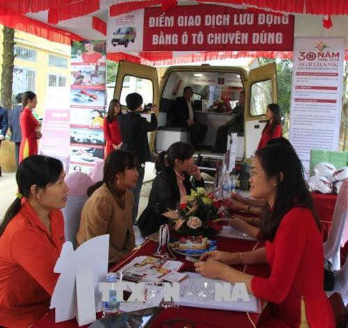 Kon Tum mở rộng và cung cấp dịch vụ ngân hàng về vùng sâu, vùng xa . Ảnh: Cao Nguyên - TTXVN