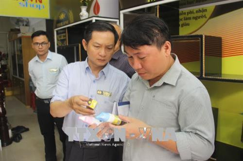 Các sản phẩm không rõ nguồn gốc, xuất xứ được phát hiện tại trụ sở công ty Vinaca Sài Gòn. Ảnh: Đinh Hằng – TTXVN