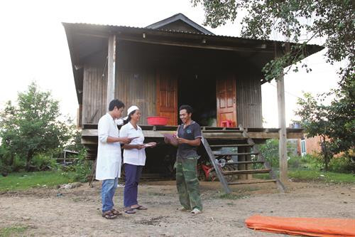 Cán bộ y tế xã biên giới Krông Na, huyện Buôn Đôn (Đắk Lắk) tư vấn cách phòng chống bệnh sốt rét cho đồng bào di cư ngoài kế hoạch.
