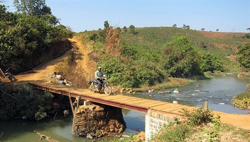 Người dân thôn 4, xã Liên Đầm yên tâm hơn khi đi trên cầu mới.