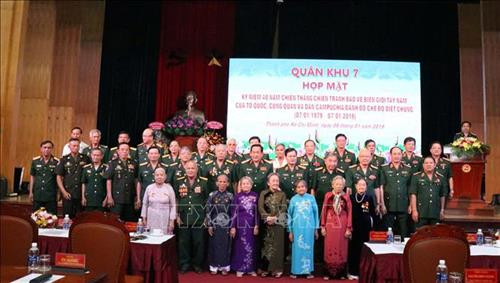 Đại diện các Mẹ Việt Nam Anh hùng, các Anh hùng lực lượng vũ trang nhân dân và các cựu chuyên gia, quân tình nguyện Việt Nam tại Campuchia chụp ảnh cùng các tướng lĩnh nguyên lãnh đạo Bộ Quốc phòng, lãnh đạo, nguyên lãnh đạo Quân khu 7. Ảnh: Xuân Khu Đại diện các Mẹ Việt Nam Anh hùng, các Anh hùng lực lượng vũ trang nhân dân và các cựu chuyên gia, quân tình nguyện Việt Nam tại Campuchia chụp ảnh cùng các tướng lĩnh nguyên lãnh đạo Bộ Quốc phòng, lãnh đạo, nguyên lãnh đạo Quân khu 7. Ảnh: Xuân Khu