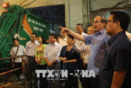 Bí thư Thành ủy Thành phố Hồ Chí Minh Nguyễn Thiện Nhân (thứ 2 từ phải sang) thăm Trạm ép rác khép kín của Chi nhánh Môi trường đô thị Gia Định. Ảnh: Xuân Dự - TTXVN