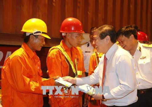 Ông Nguyễn Thành Phong, Chủ tịch UBND Thành phố Hồ Chí Minh thăm hỏi, tặng quà công nhân cảng Cát Lái (Thành phố Hồ Chí Minh). Ảnh: Hoàng Hải-TTXVN